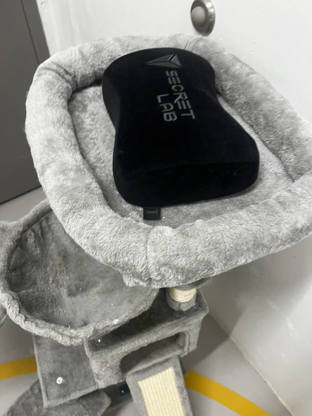 Grey Cat Tree with Secretlab Pillow image indicator(3)