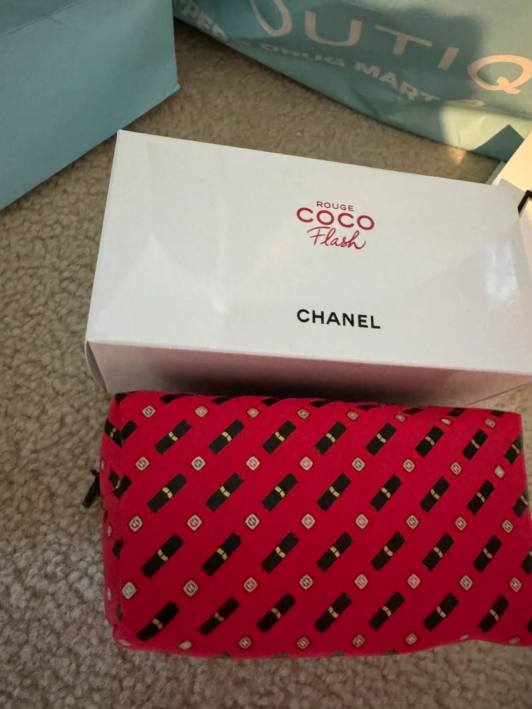 Chanel Rouge Coco Flash & Makeup Bag image indicator(2)