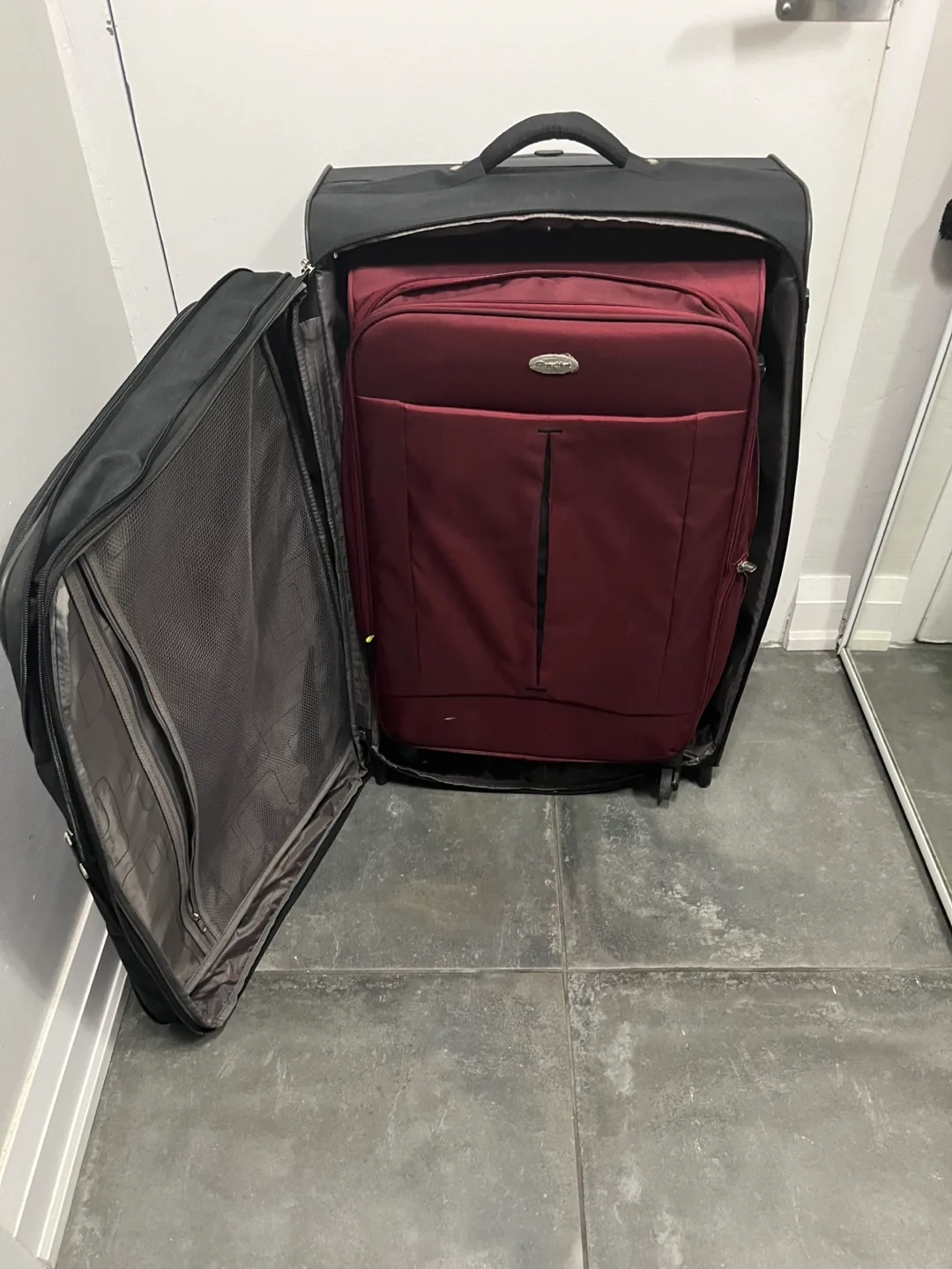 American Tourister & President Luggage Set image indicator(8)