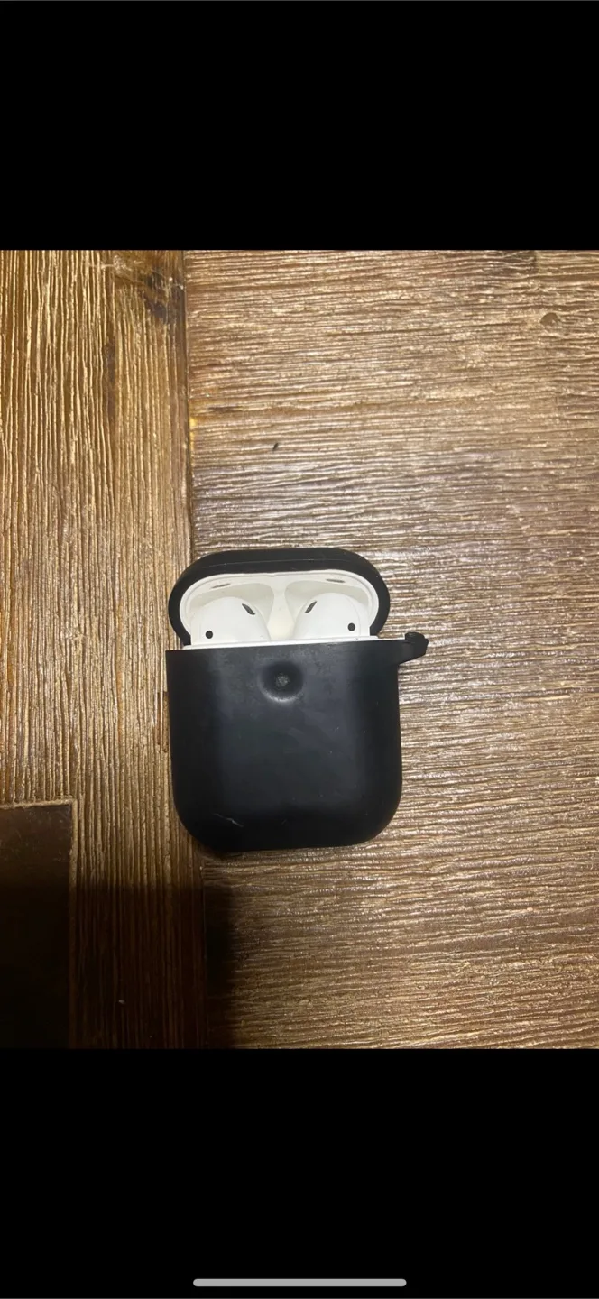 Apple AirPods Second Generation with Case thumbnail