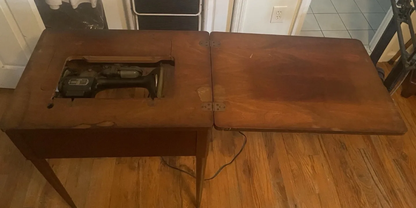 Vintage Singer 99K Sewing Machine with Cabinet image indicator(5)