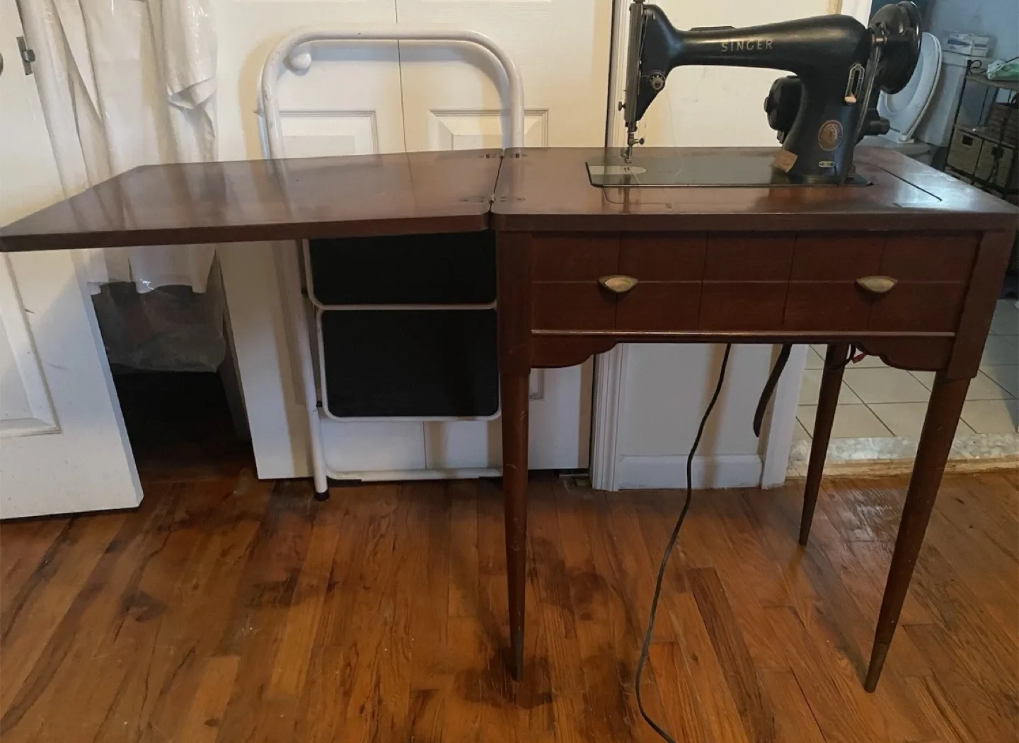 Vintage Singer 99K Sewing Machine with Cabinet image indicator(2)