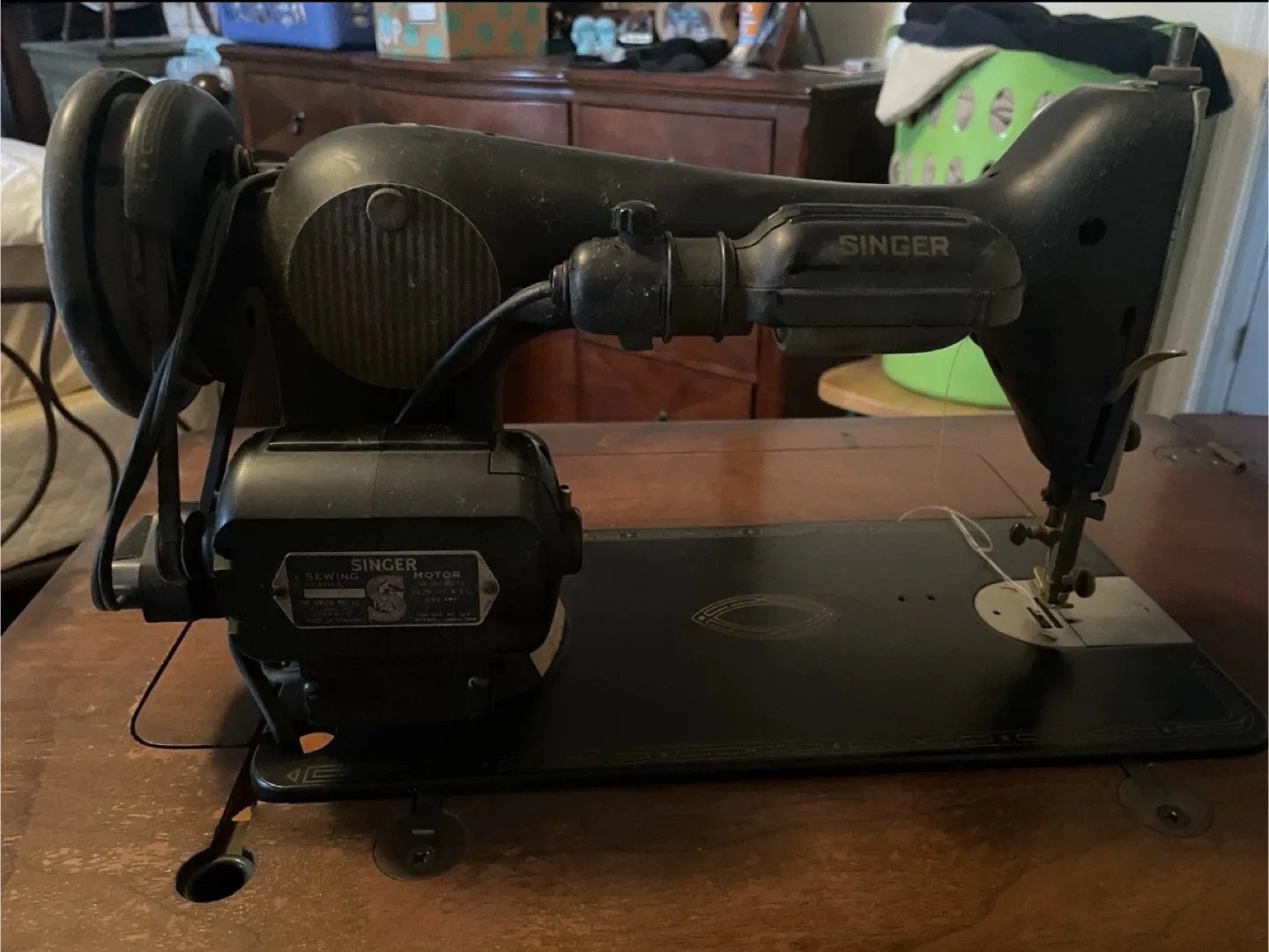 Vintage Singer 99K Sewing Machine with Cabinet image indicator(7)