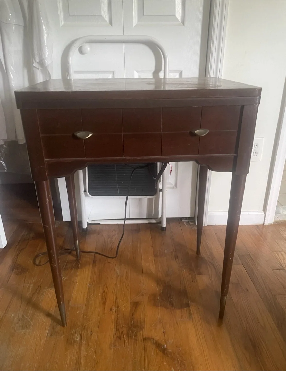 Vintage Singer 99K Sewing Machine with Cabinet image indicator(3)