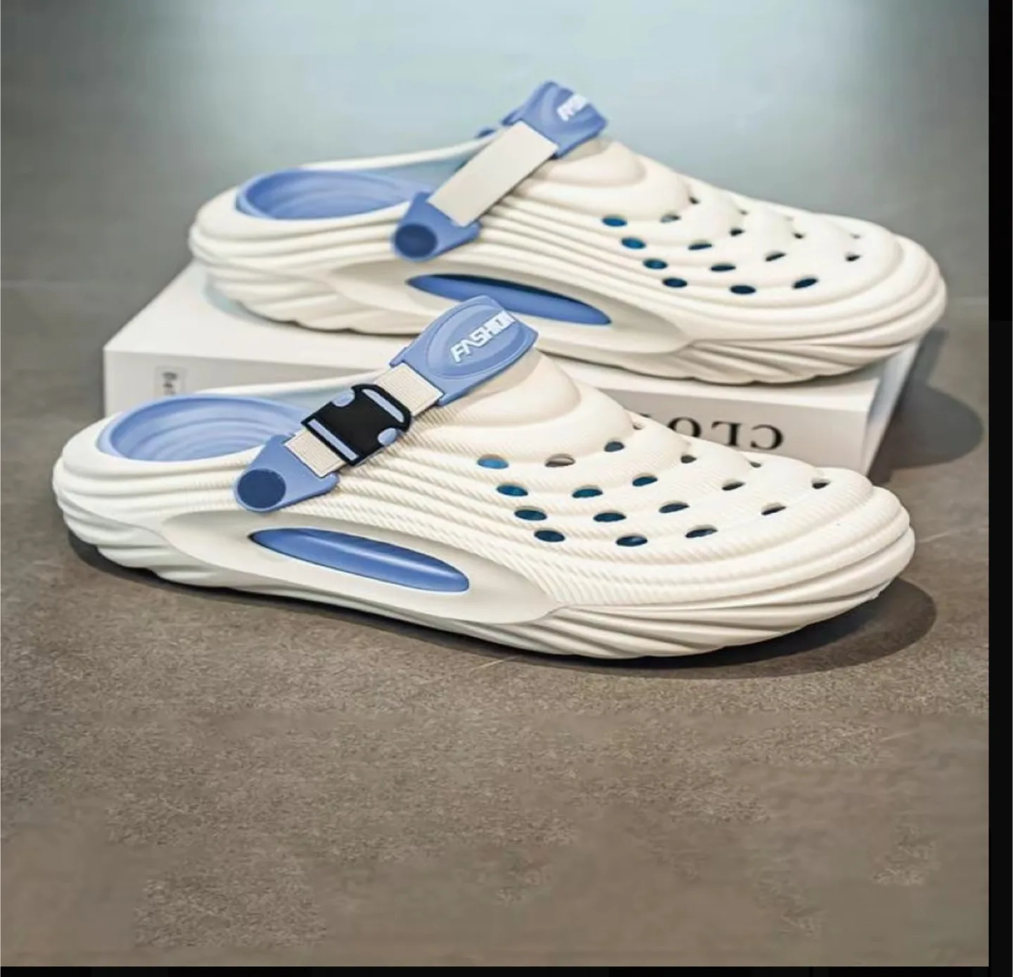 Men's Unique Hole Design Clogs Size EU 40-41 image indicator(2)