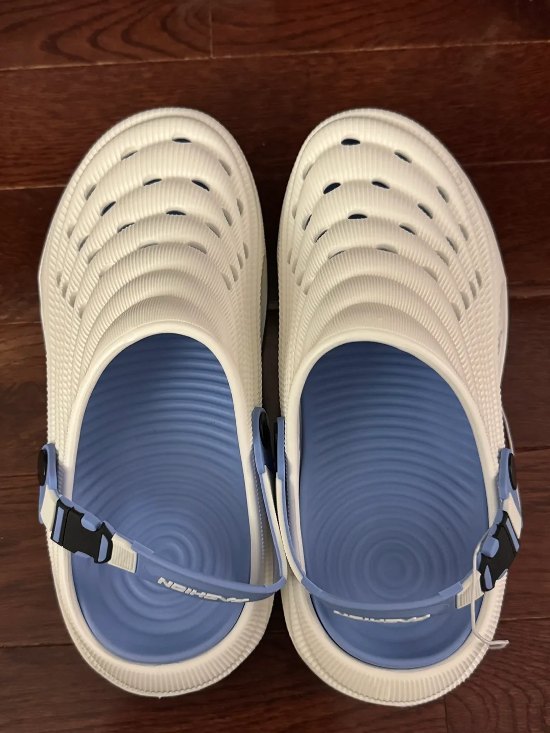 Men's Unique Hole Design Clogs Size EU 40-41 image indicator(4)