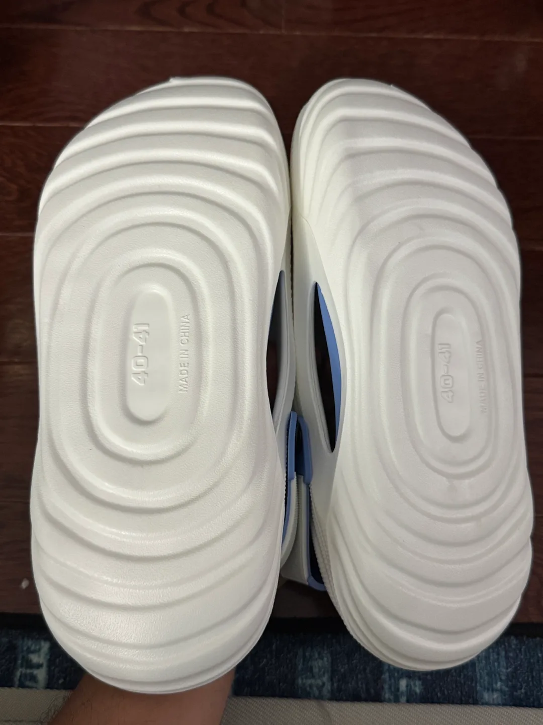 Men's Unique Hole Design Clogs Size EU 40-41 image indicator(5)