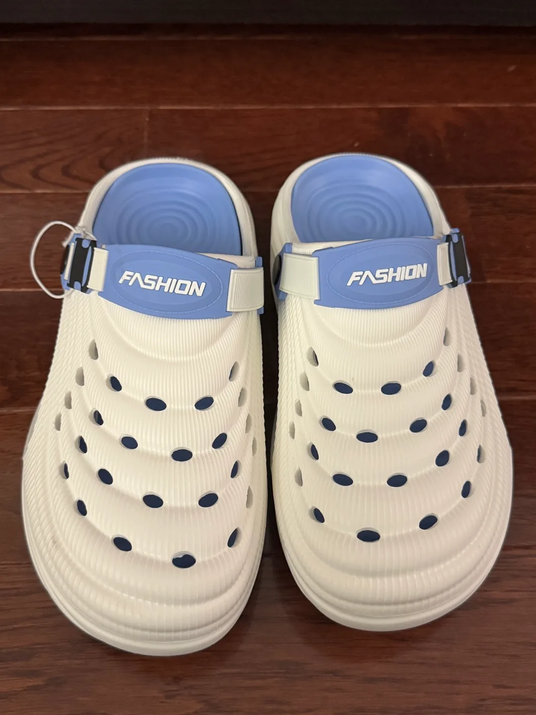 Men's Unique Hole Design Clogs Size EU 40-41 image indicator(8)