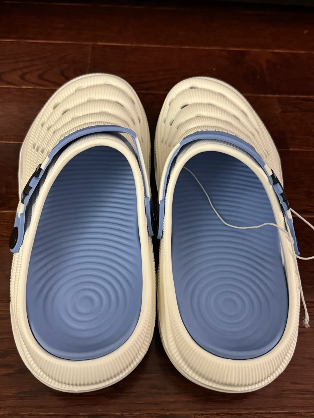 Men's Unique Hole Design Clogs Size EU 40-41 image indicator(7)