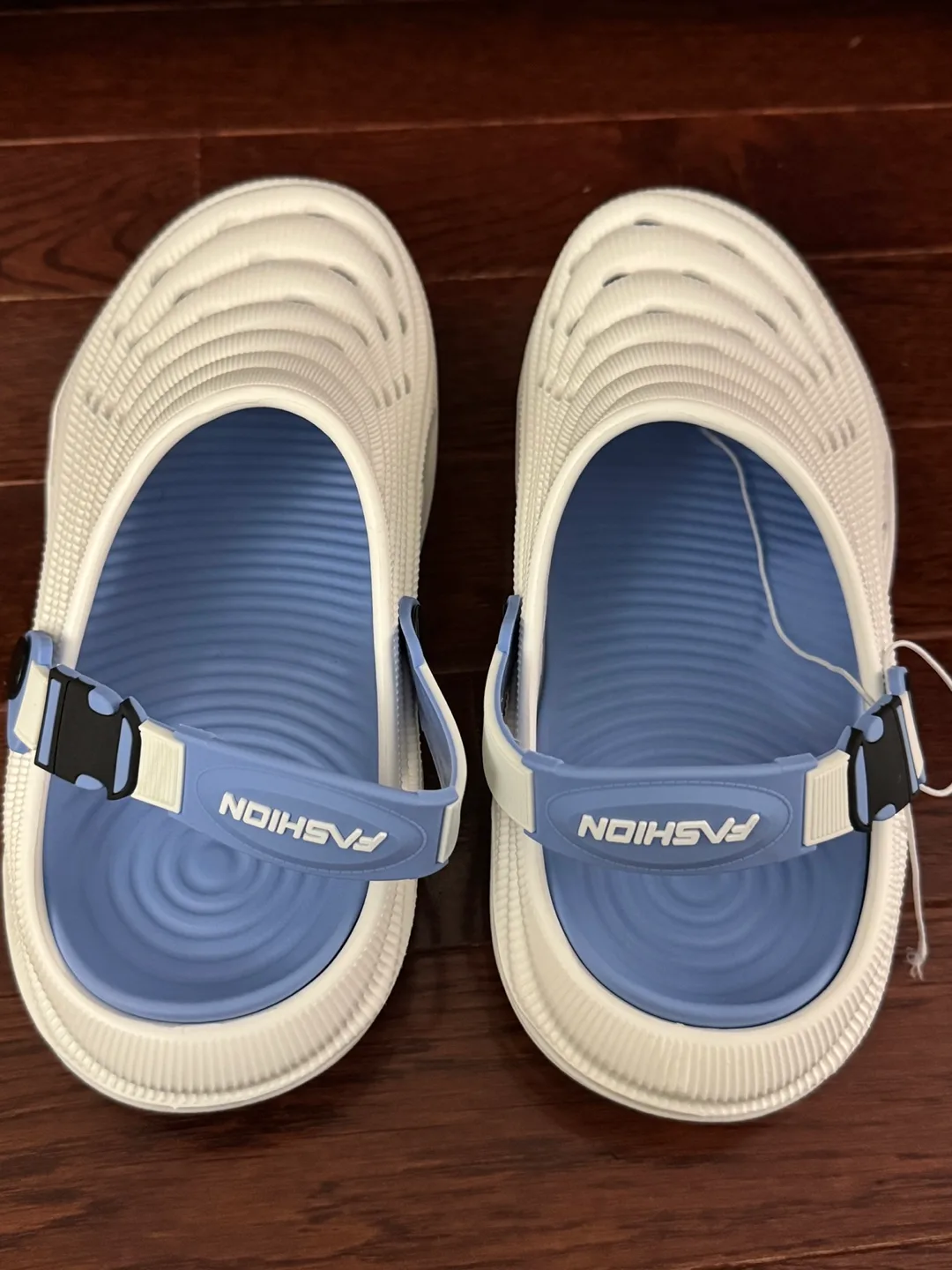 Men's Unique Hole Design Clogs Size EU 40-41 image indicator(10)