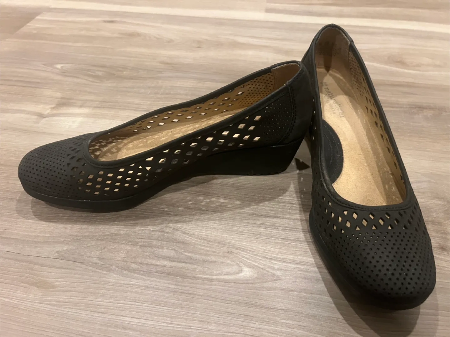 Naturalizer Comfort Black Wedge Heel - Size 8.5 thumbnail