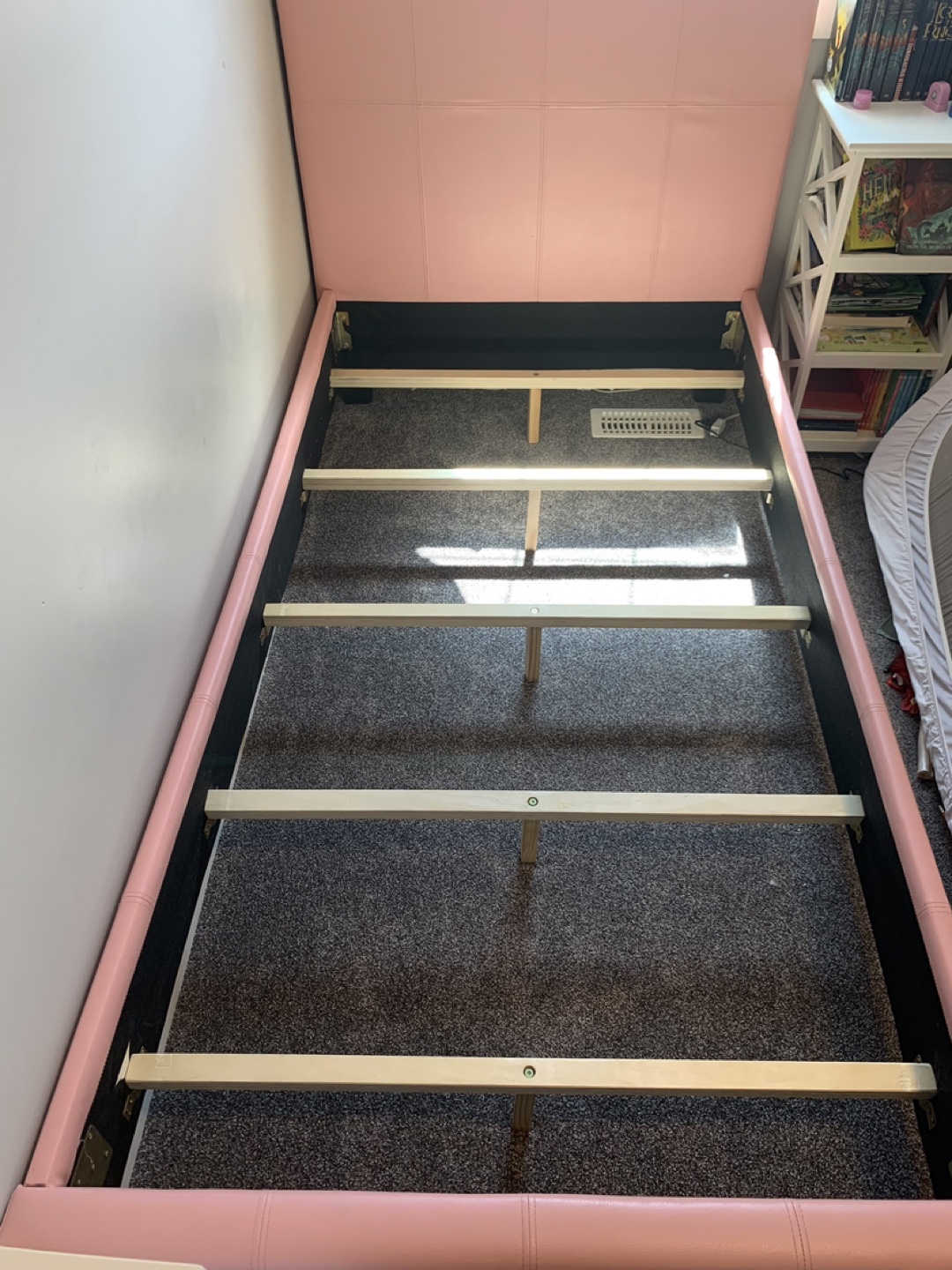 🇨🇦 Pink Upholstered Twin-Sized Faux Leather Bed Frame - photo 3