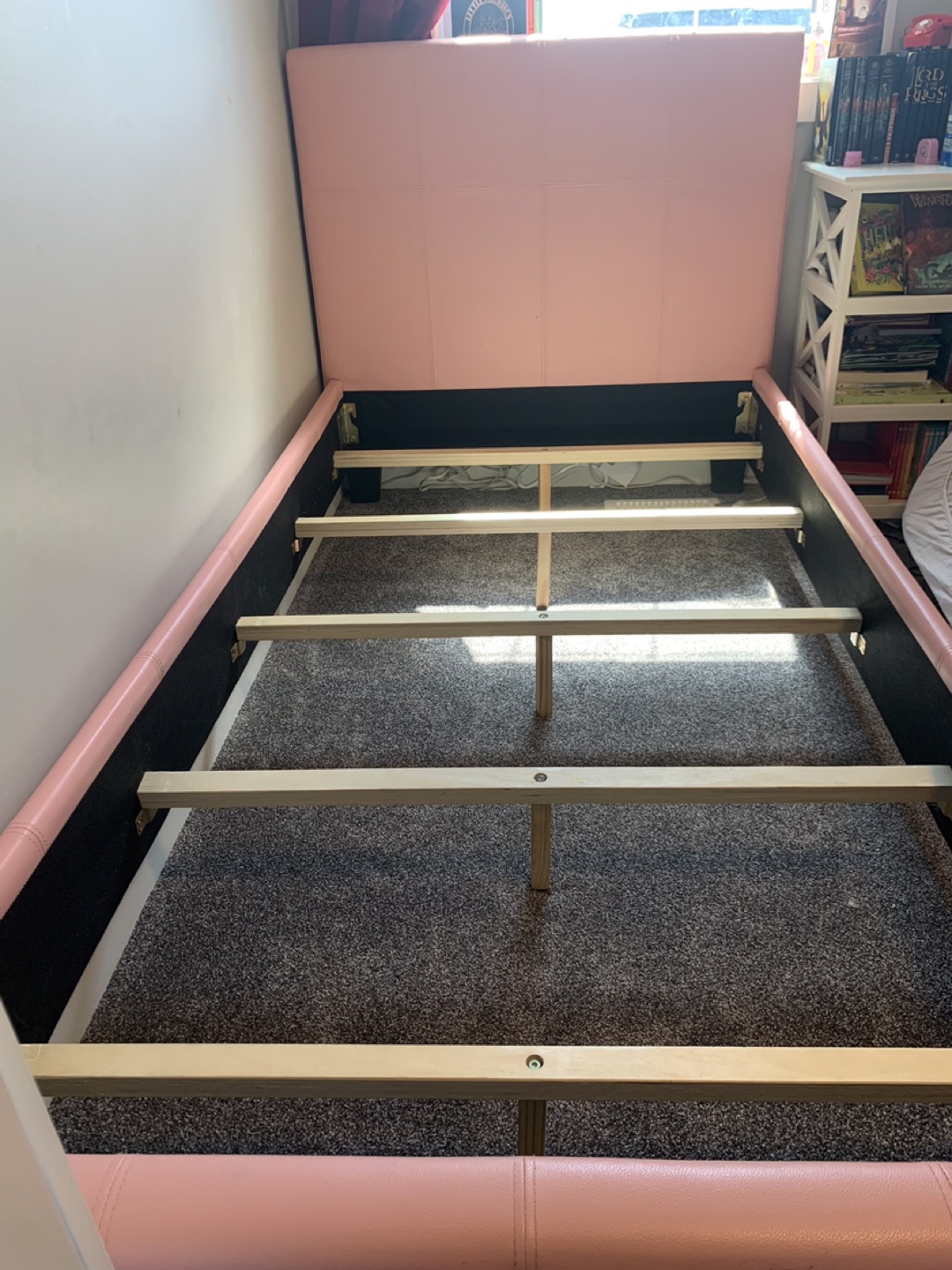 🇨🇦 Pink Upholstered Twin-Sized Faux Leather Bed Frame - photo 2