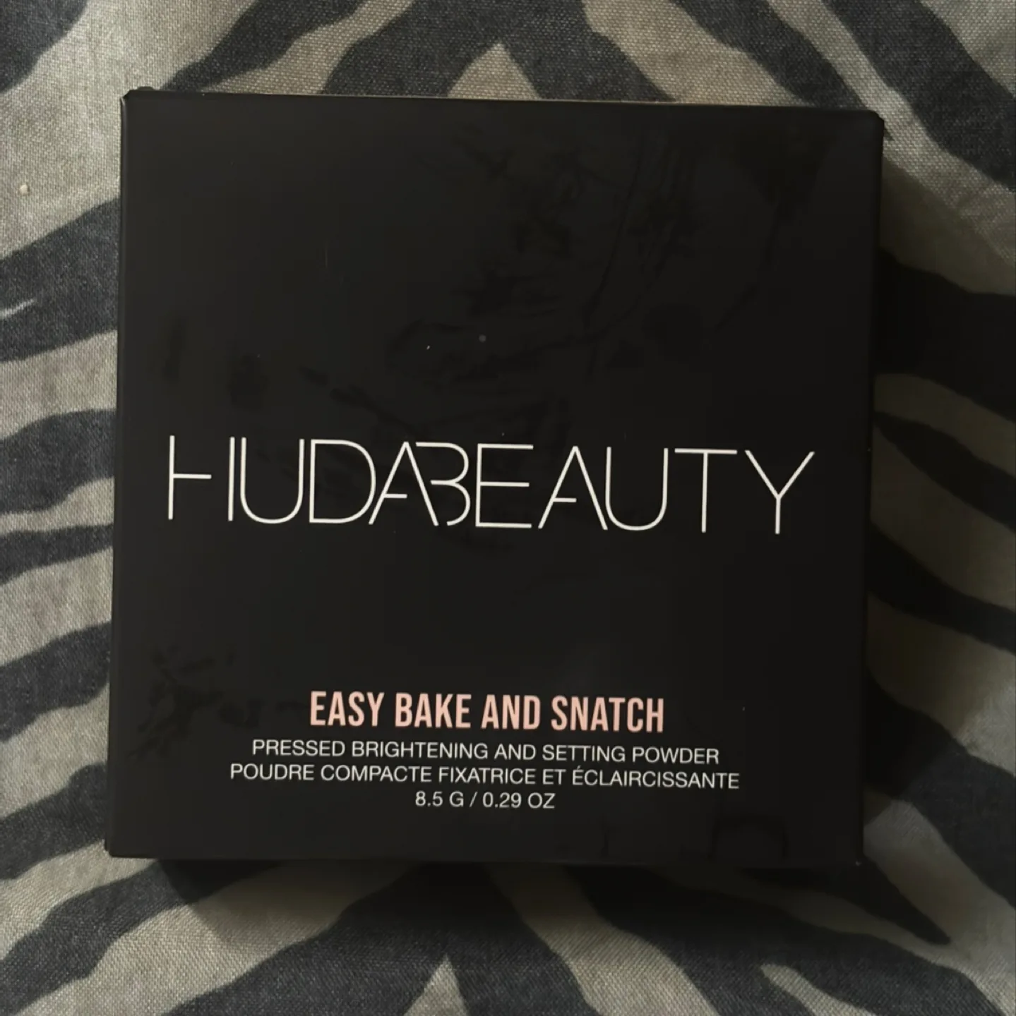 Huda Beauty Easy Bake and Snatch Brightening + Setting Powder thumbnail