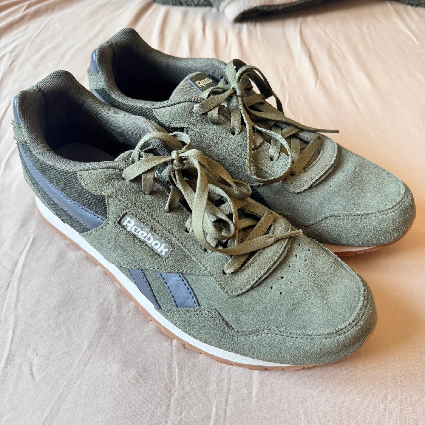 Reebok Classic Suede Sneakers - Olive Green thumbnail