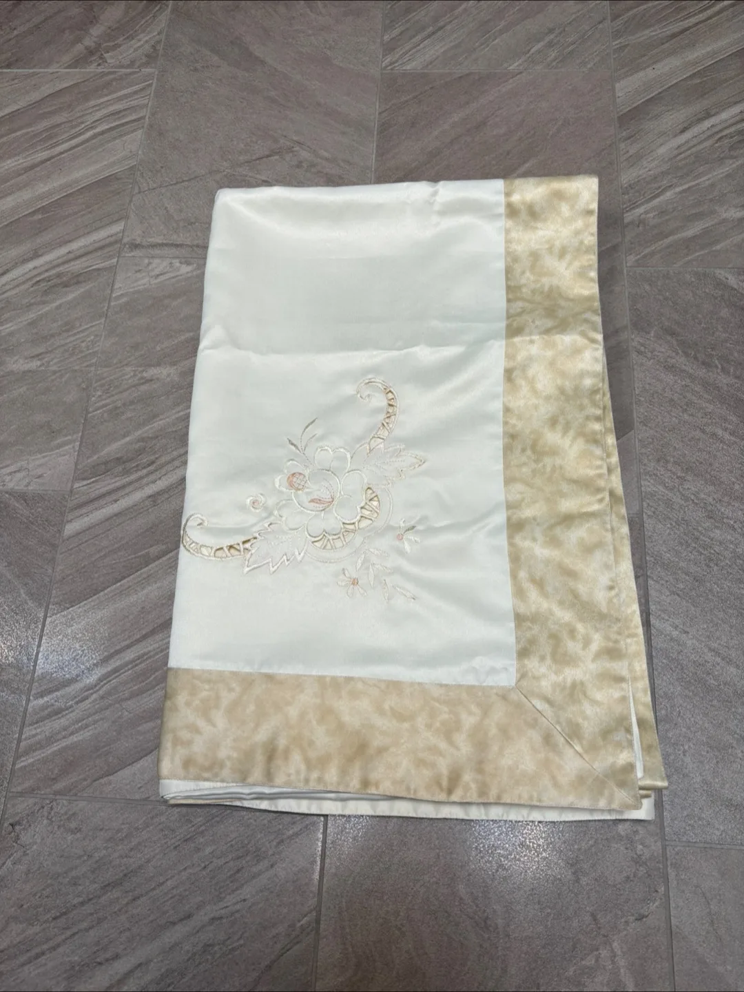 🇨🇦Elegant Embroidered Tablecloth thumbnail