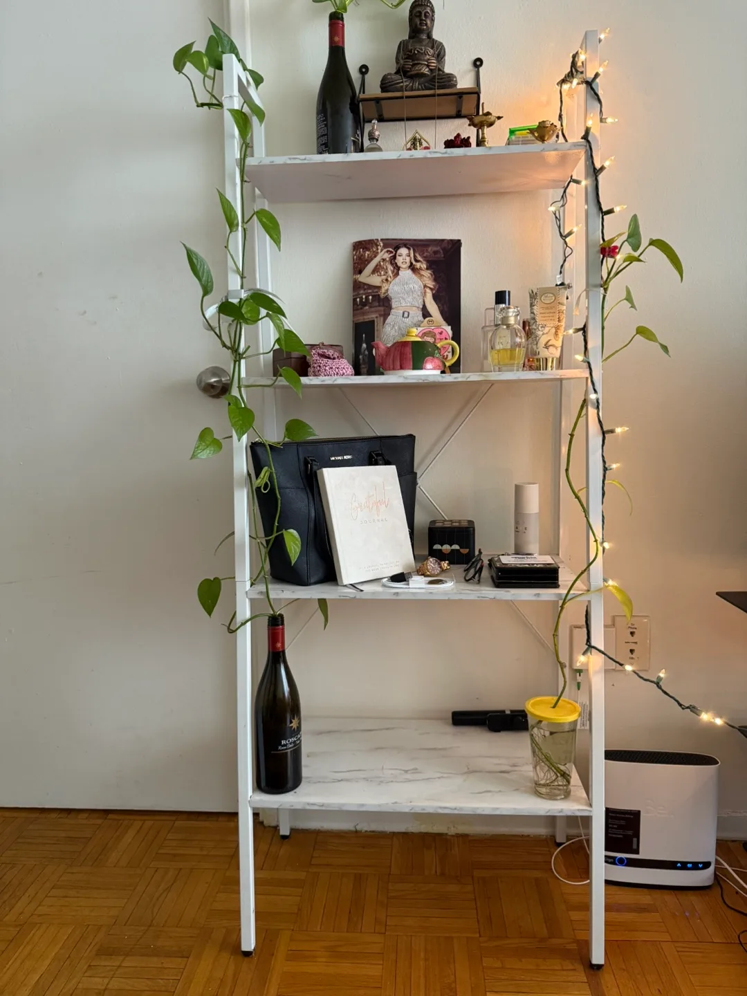 Beautiful white Shelf in Marble thumbnail
