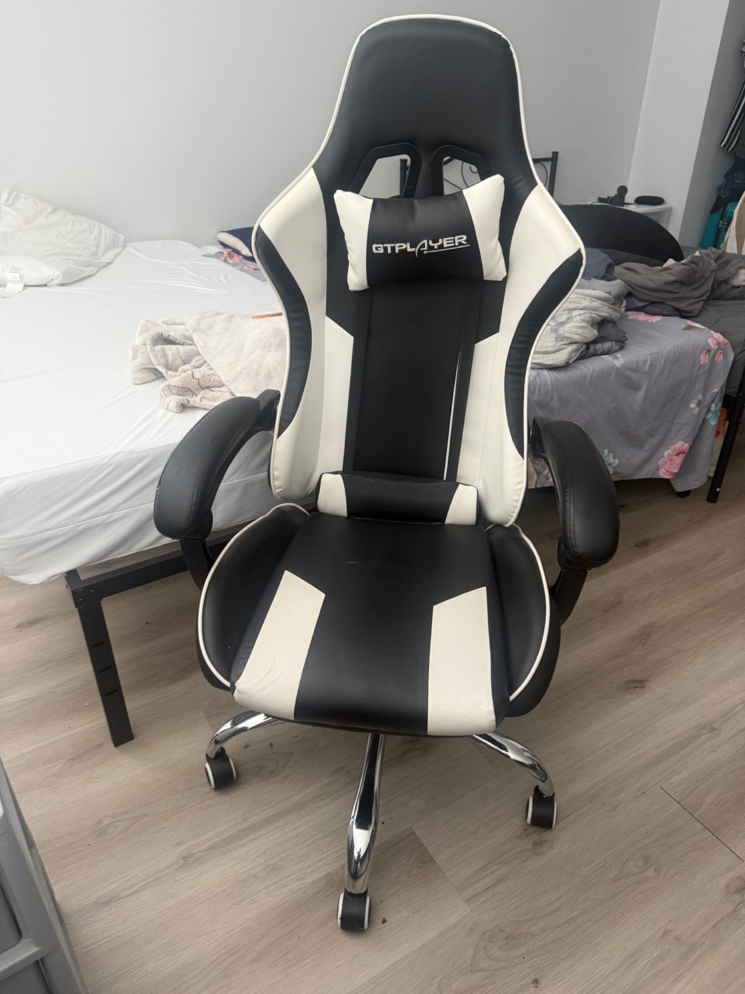 GTPlayer Gaming Chair - Black & White
