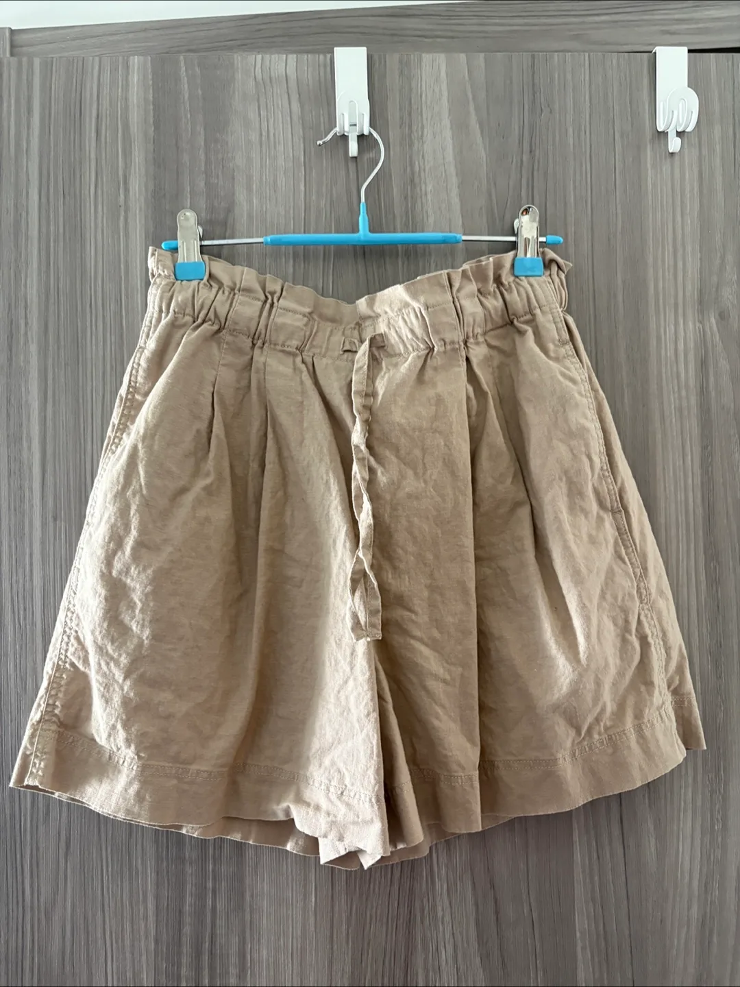 Uniqlo Beige Shorts thumbnail