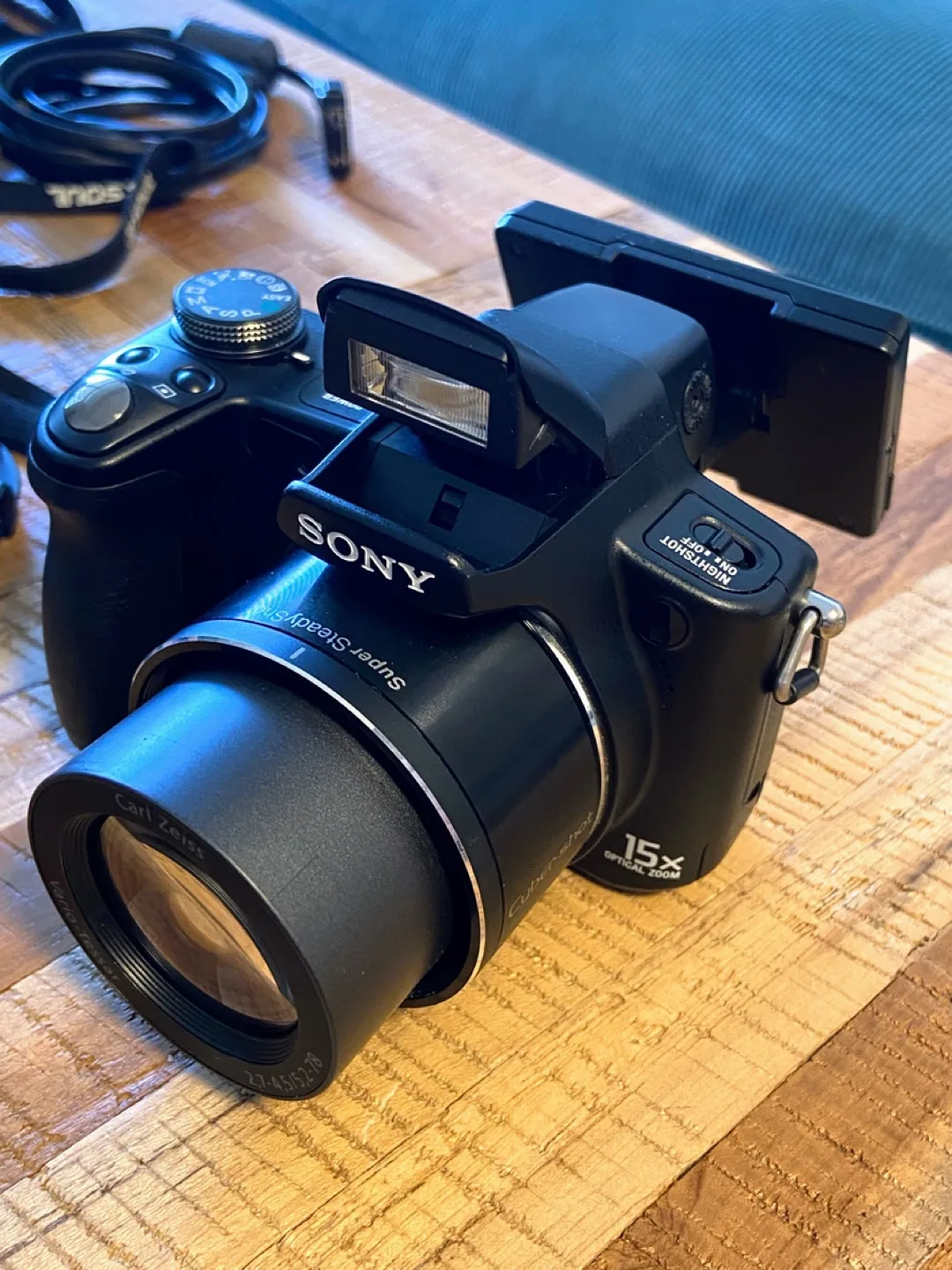 Sony Cybershot DSC-H50 Digital Camera thumbnail