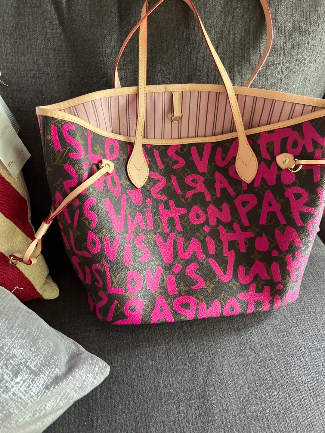 Louis Vuitton Neverfull MM Graffiti Pink Tote thumbnail