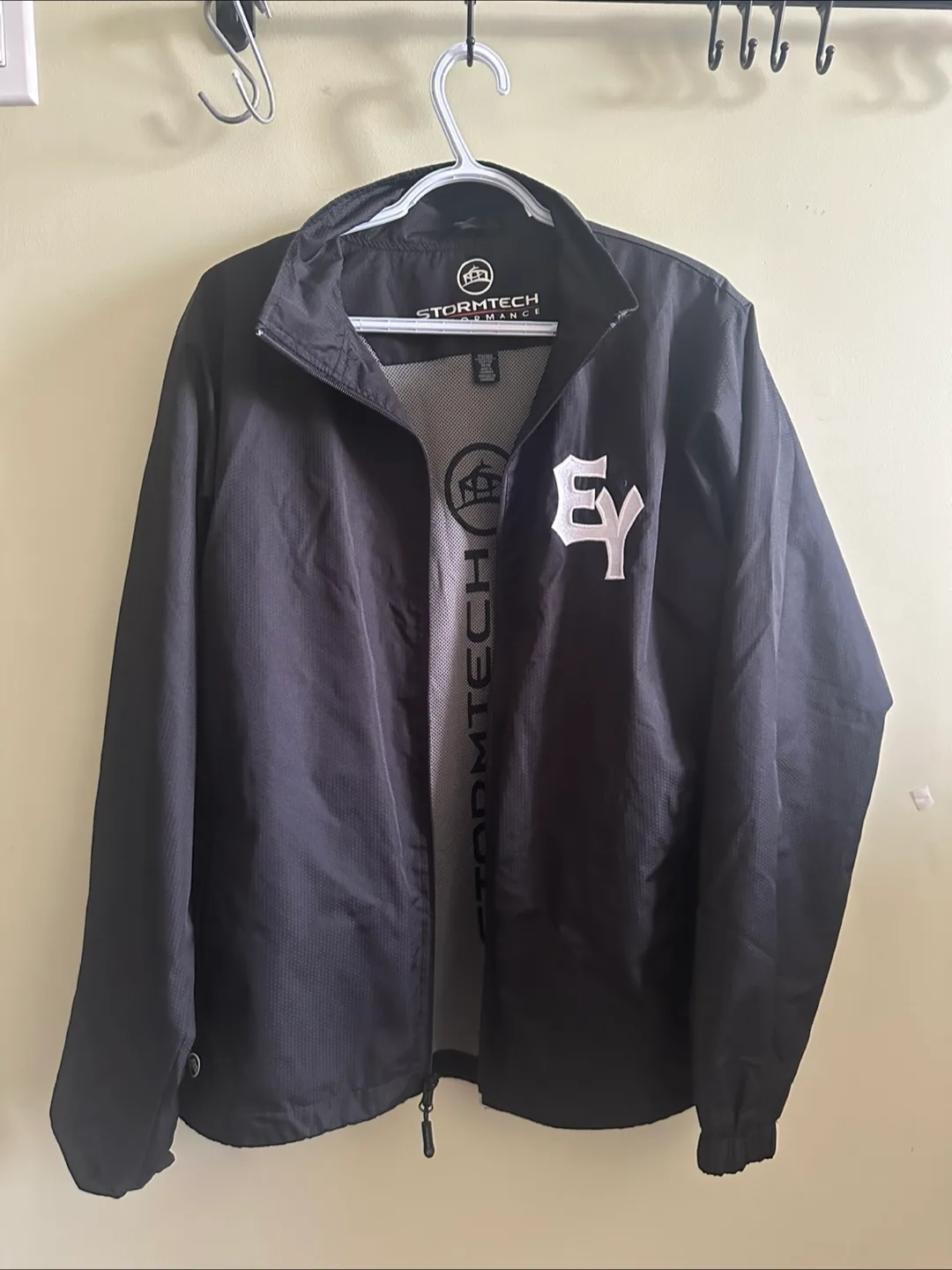 Mens Black Windbreaker - East York - 8 thumbnail