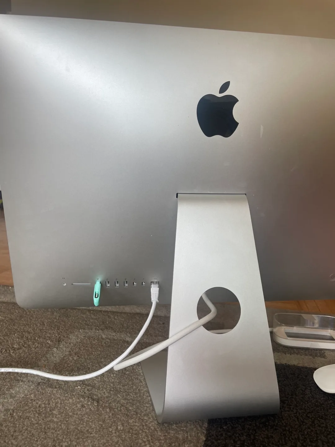 Apple iMac 21.5-inch, Late 2015 thumbnail