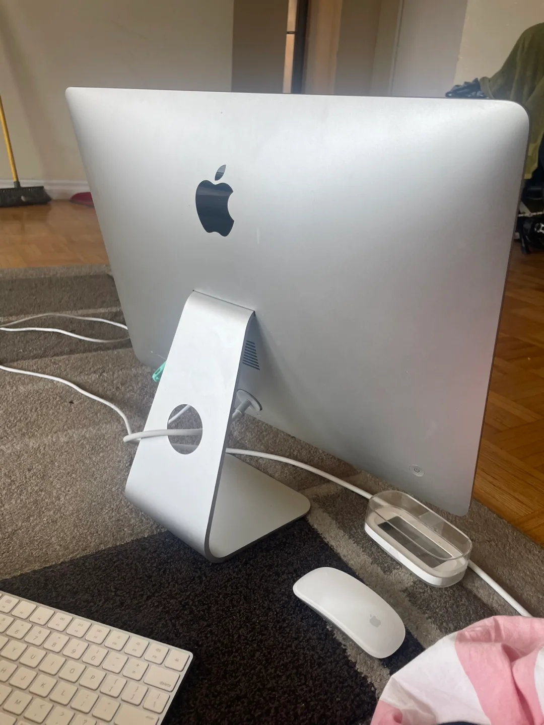 Apple iMac 21.5-inch, Late 2015 image indicator(2)