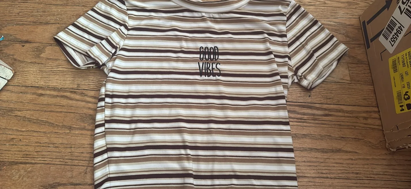 Striped T-shirt with 'Good Vibes' design size medium thumbnail