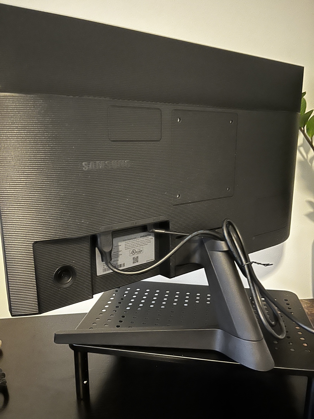Samsung 24-inch LED Monitor + free monitor stand! - photo 2