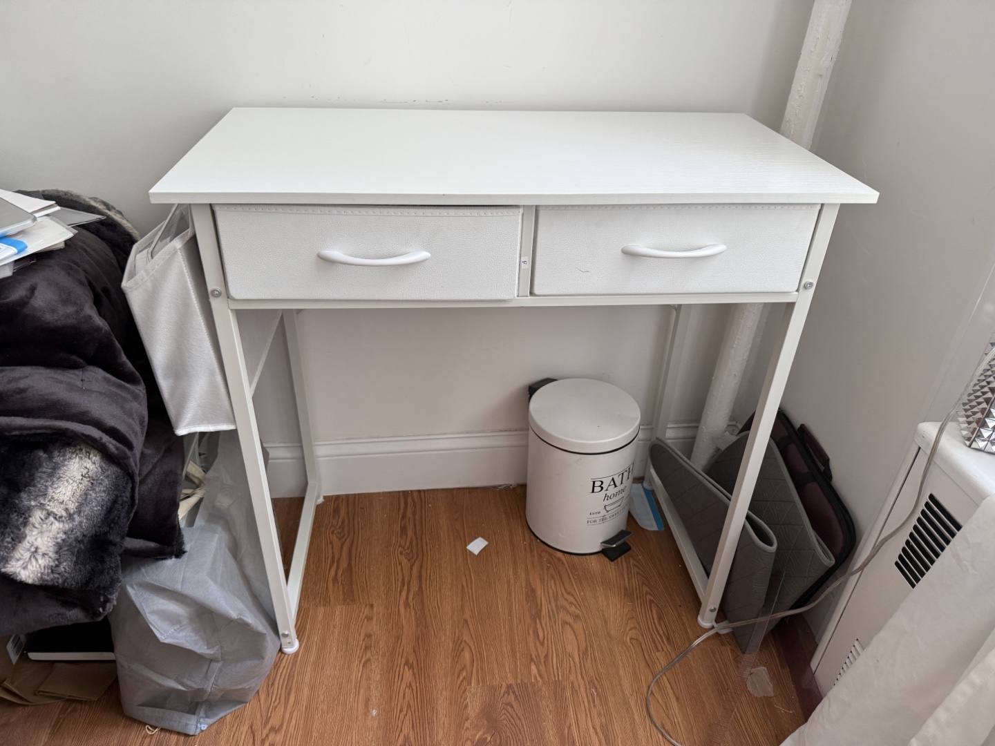 White Desk + book compartment in + Hanger