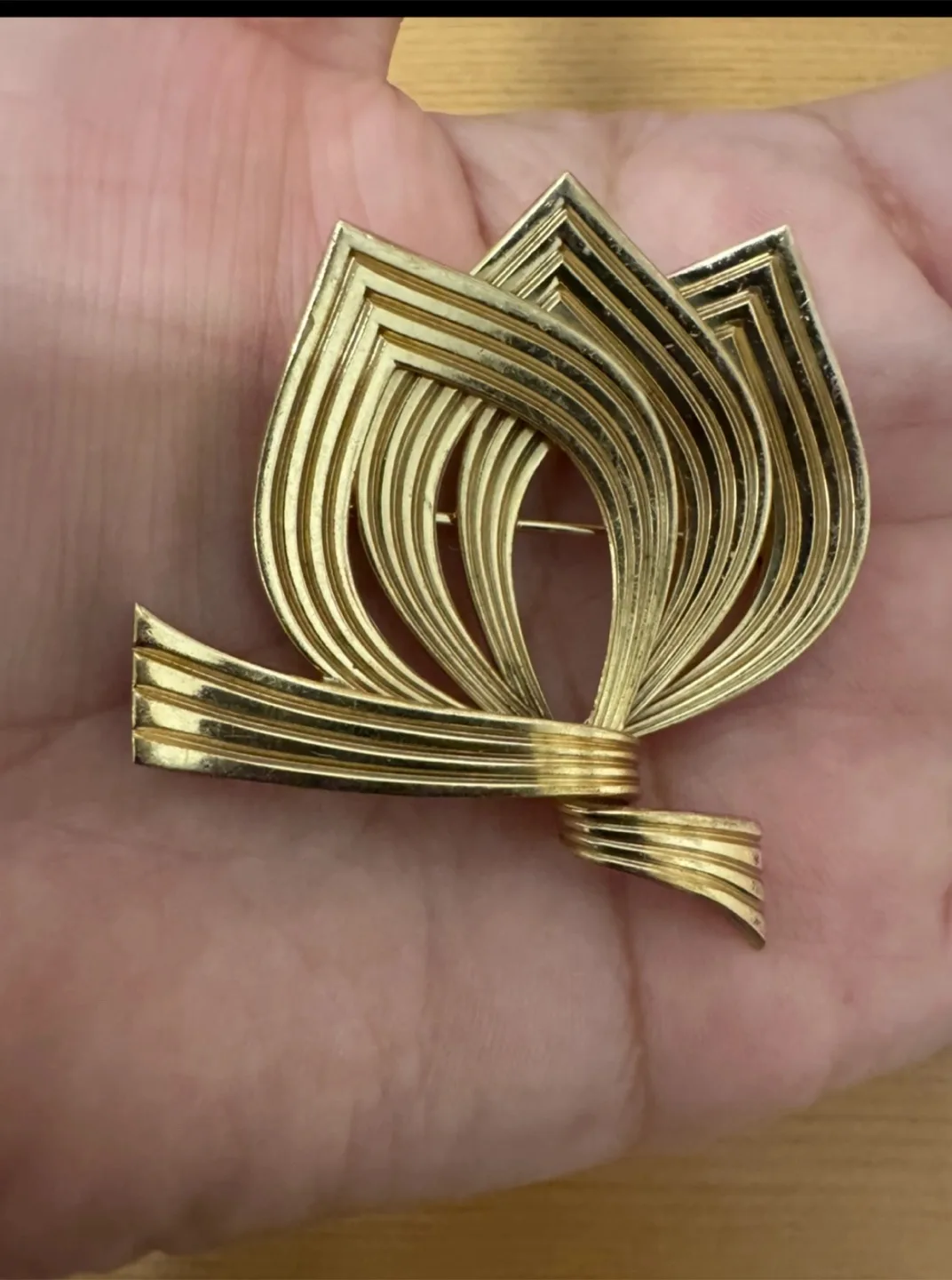 🇨🇦🍁Vintage Gold Tone Brooch thumbnail