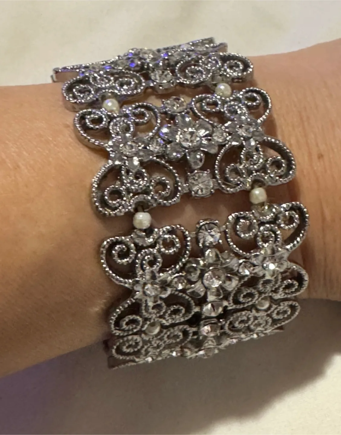 🇨🇦🍁Silver Tone Rhinestone & Pearl Bracelet thumbnail