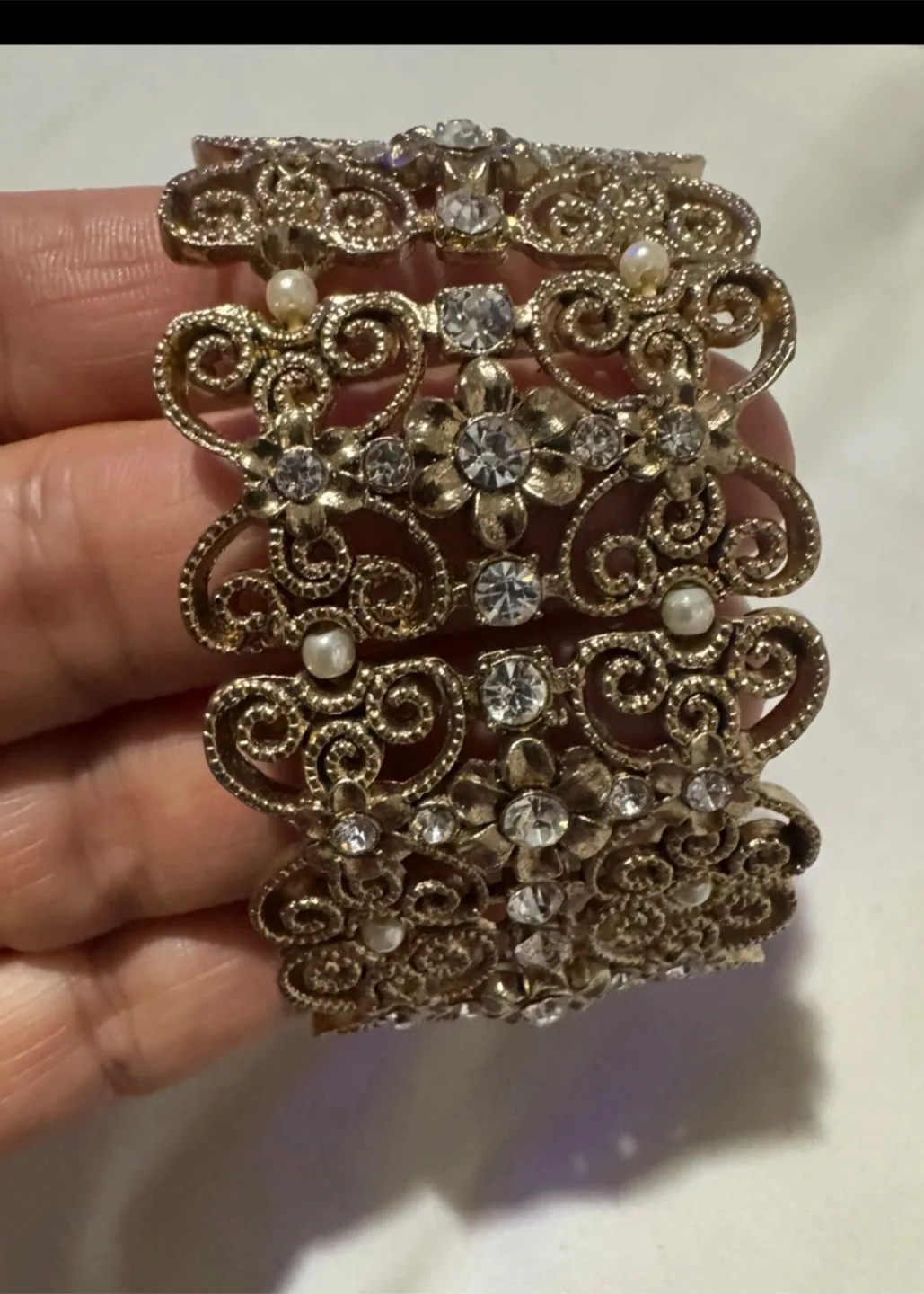 🇨🇦🍁Gold Tone Floral & Pearl Bracelet thumbnail