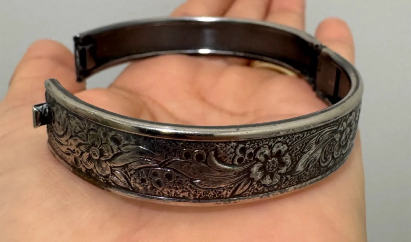 🇨🇦🍁Silver Floral Bangle Bracelet thumbnail