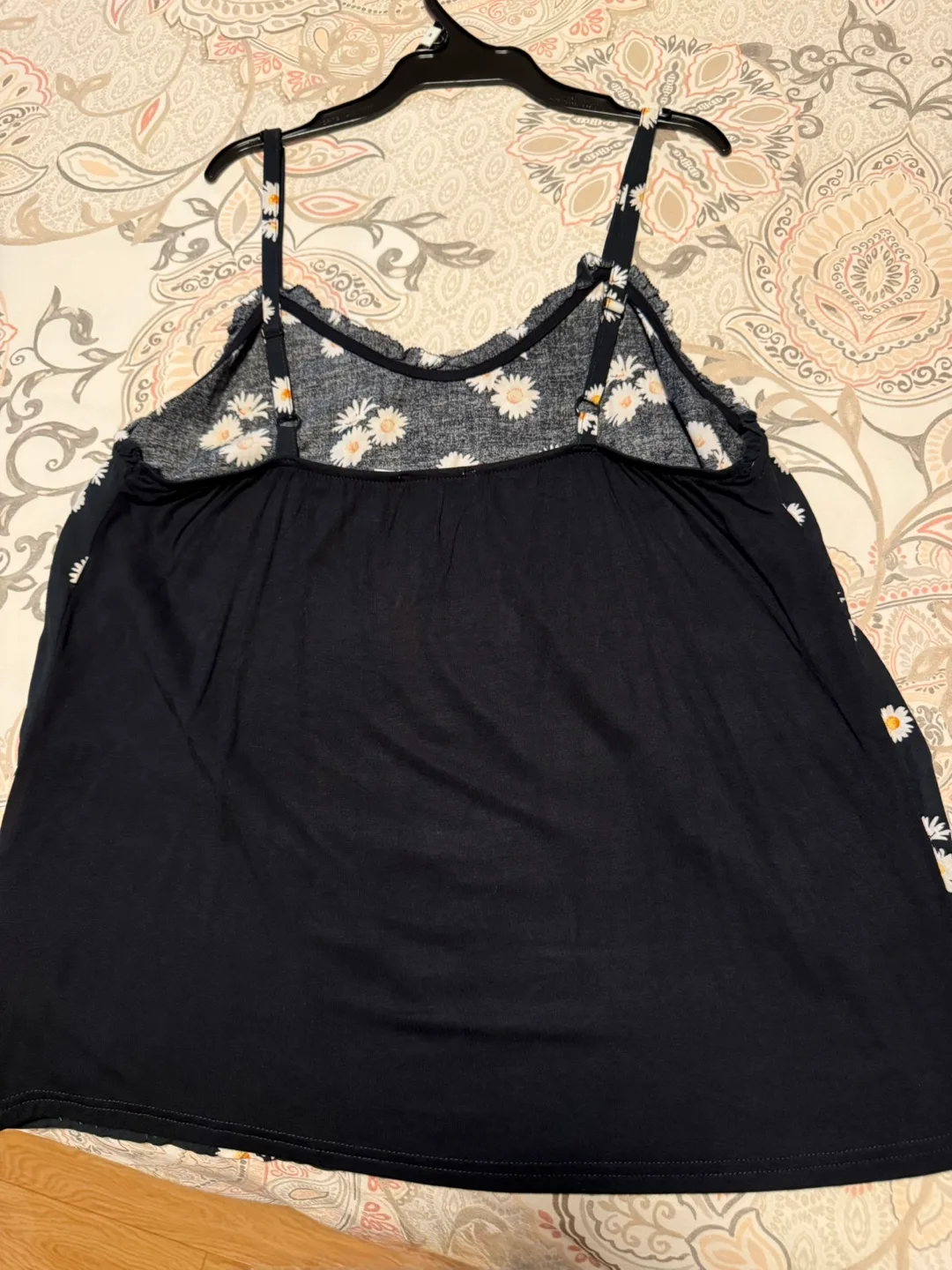 Ricki's Black Daisy Print Cami - Size M. 🇨🇦 image indicator(2)