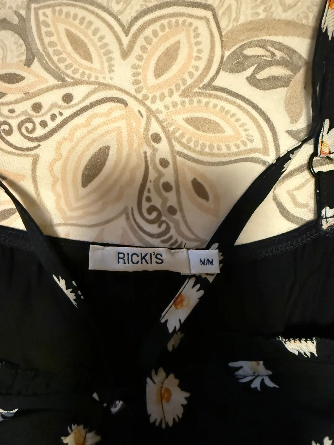 Ricki's Black Daisy Print Cami - Size M. 🇨🇦 image indicator(3)