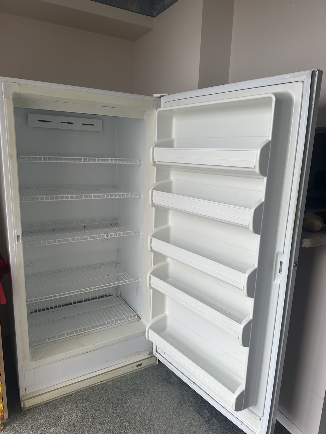 Frigidaire White freezer - photo 2