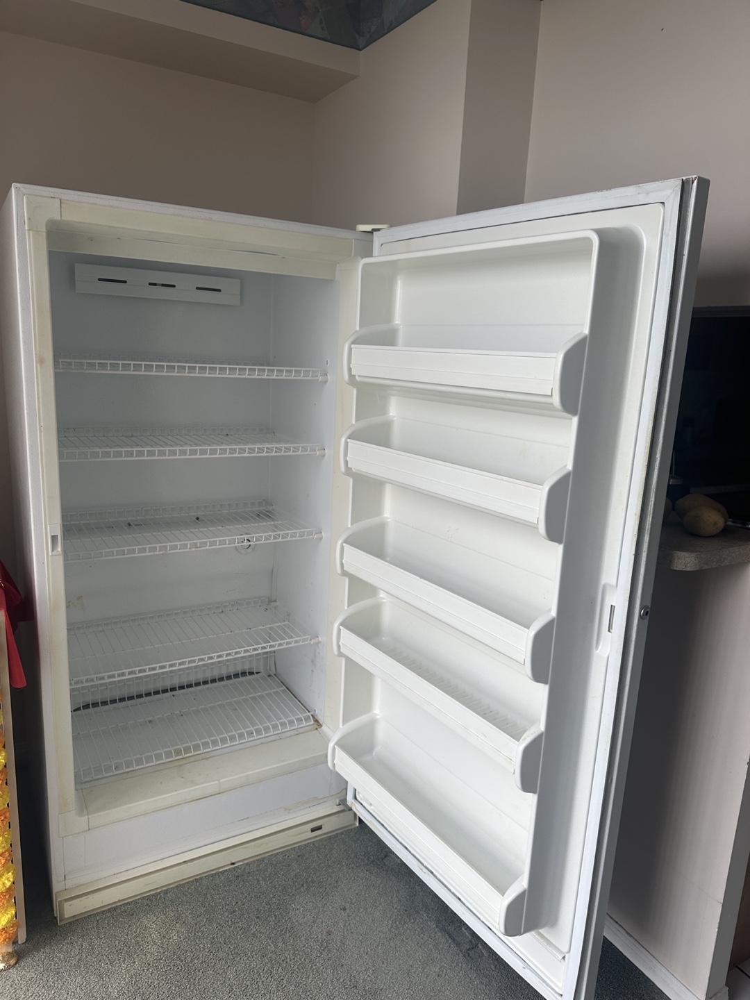 Frigidaire White freezer - photo 3