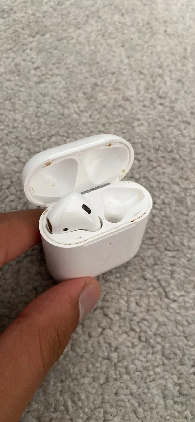 Used Apple AirPods (worn) image indicator(2)