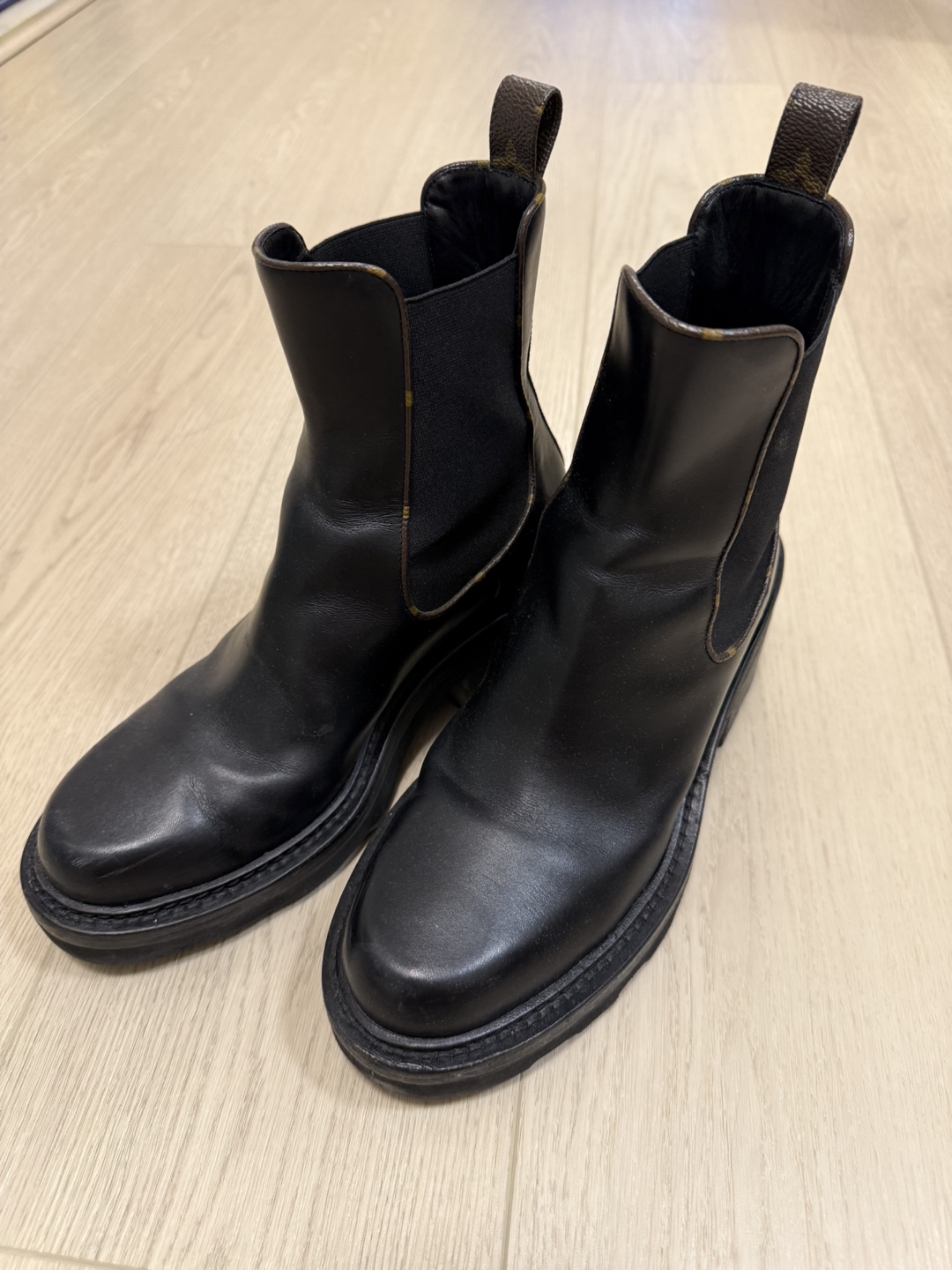 Louis Vuitton Black Leather Chelsea Boots - photo 3
