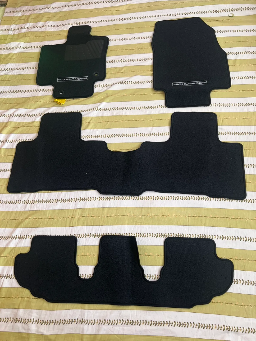 Toyota Highlander Black Floor Mats thumbnail