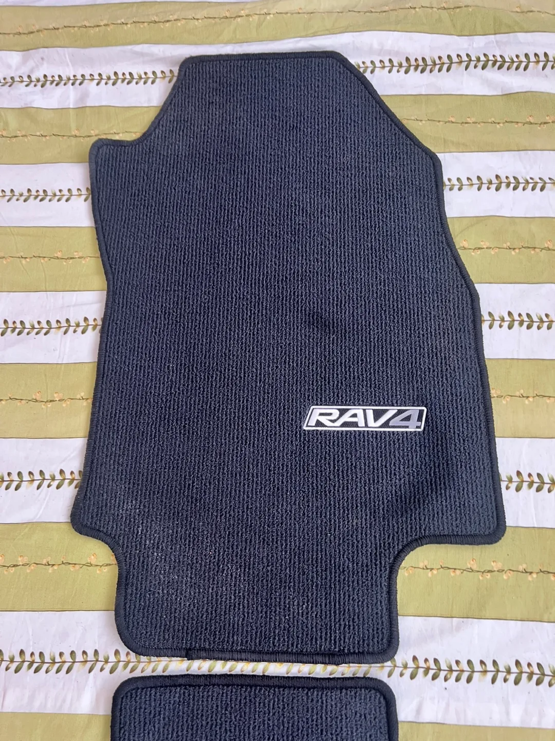 Toyota RAV4 Floor Mats - Black image indicator(2)