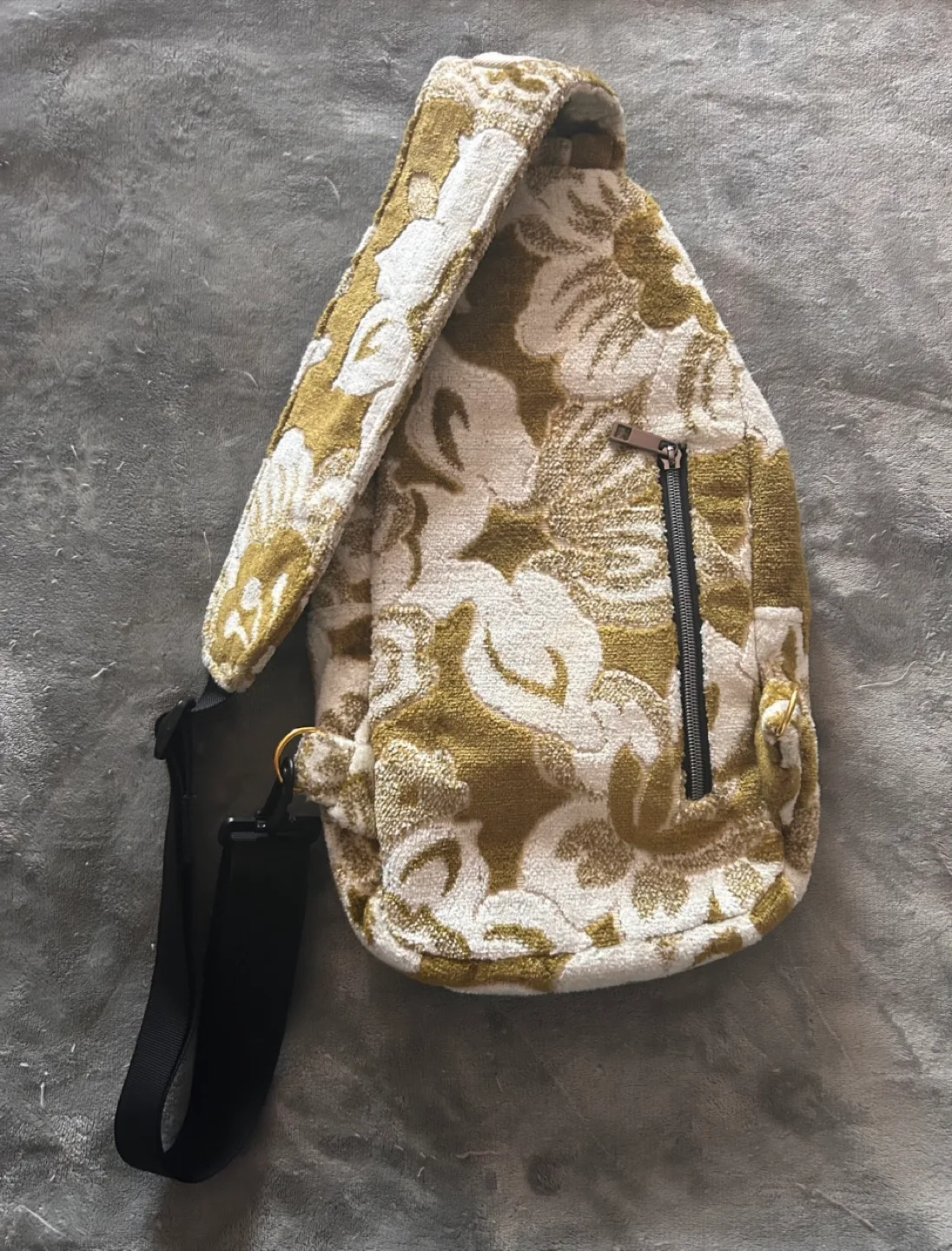 Unisex Comfortable Sling/Cross Body Bag image indicator(5)