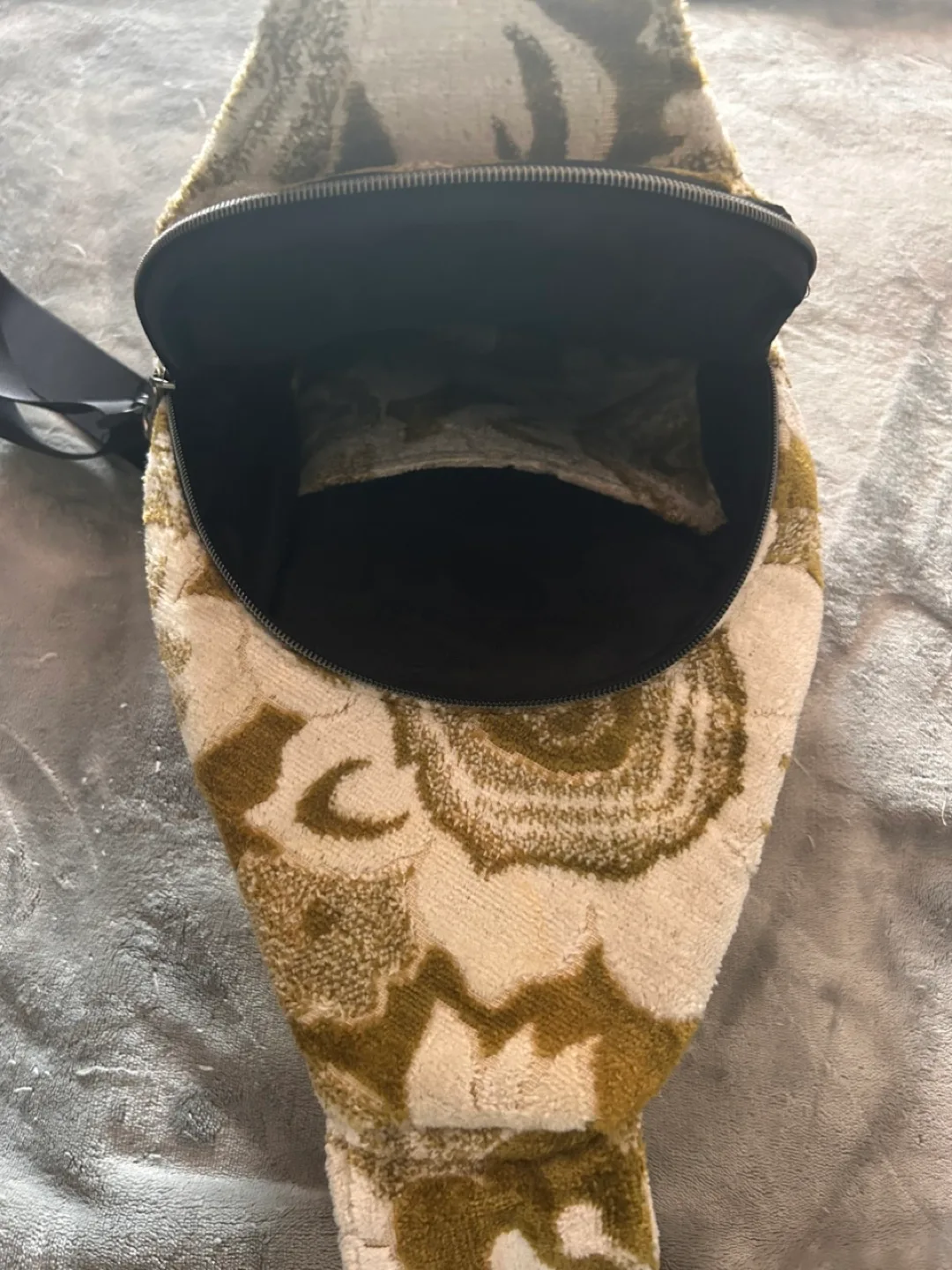 Unisex Comfortable Sling/Cross Body Bag image indicator(6)