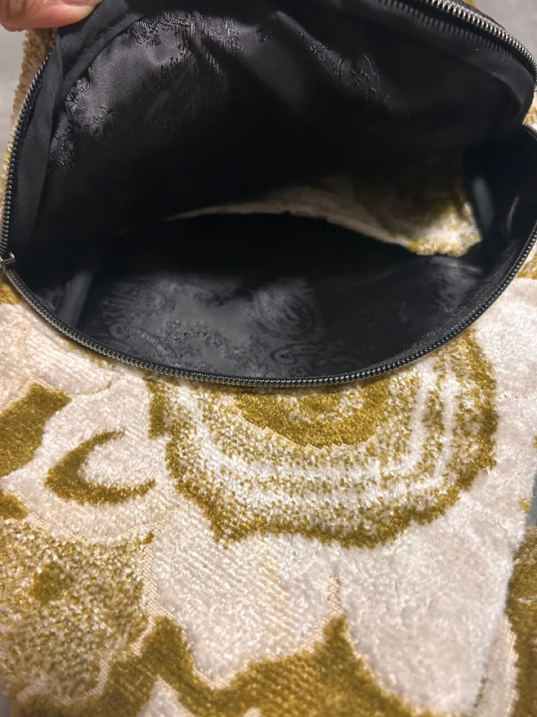 Unisex Comfortable Sling/Cross Body Bag image indicator(8)