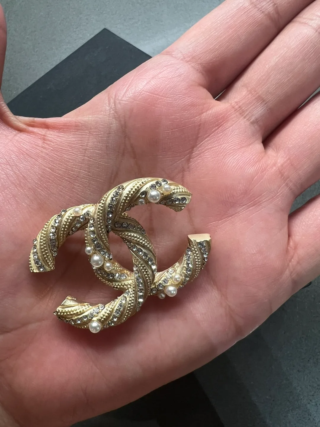 Chanel inspired brooch image indicator(2)