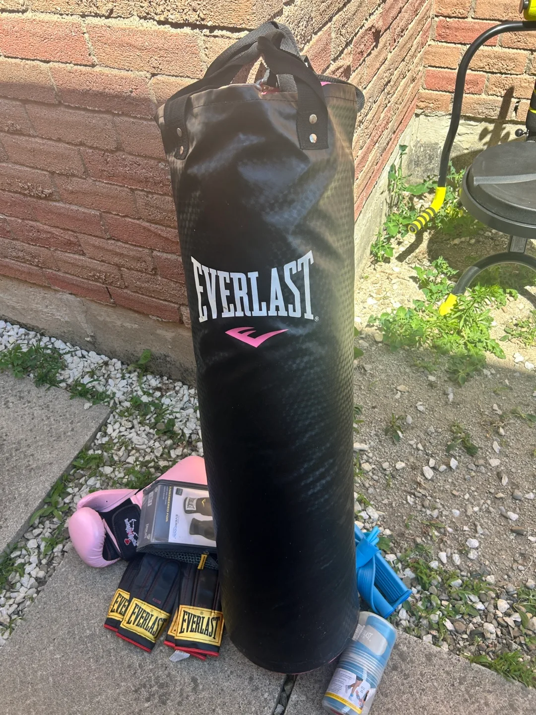 Everlast Heavy Punching Bag with Gloves thumbnail