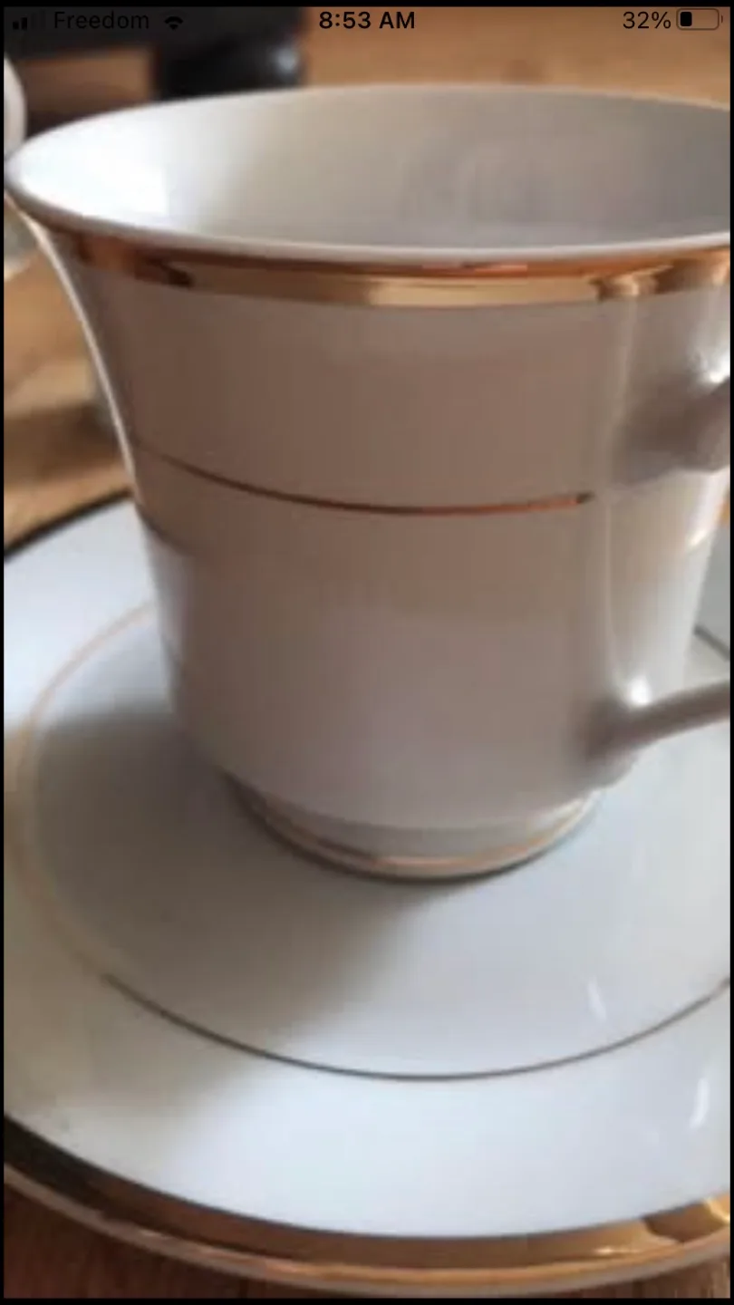 White and gold dinnerware 🇨🇦 thumbnail