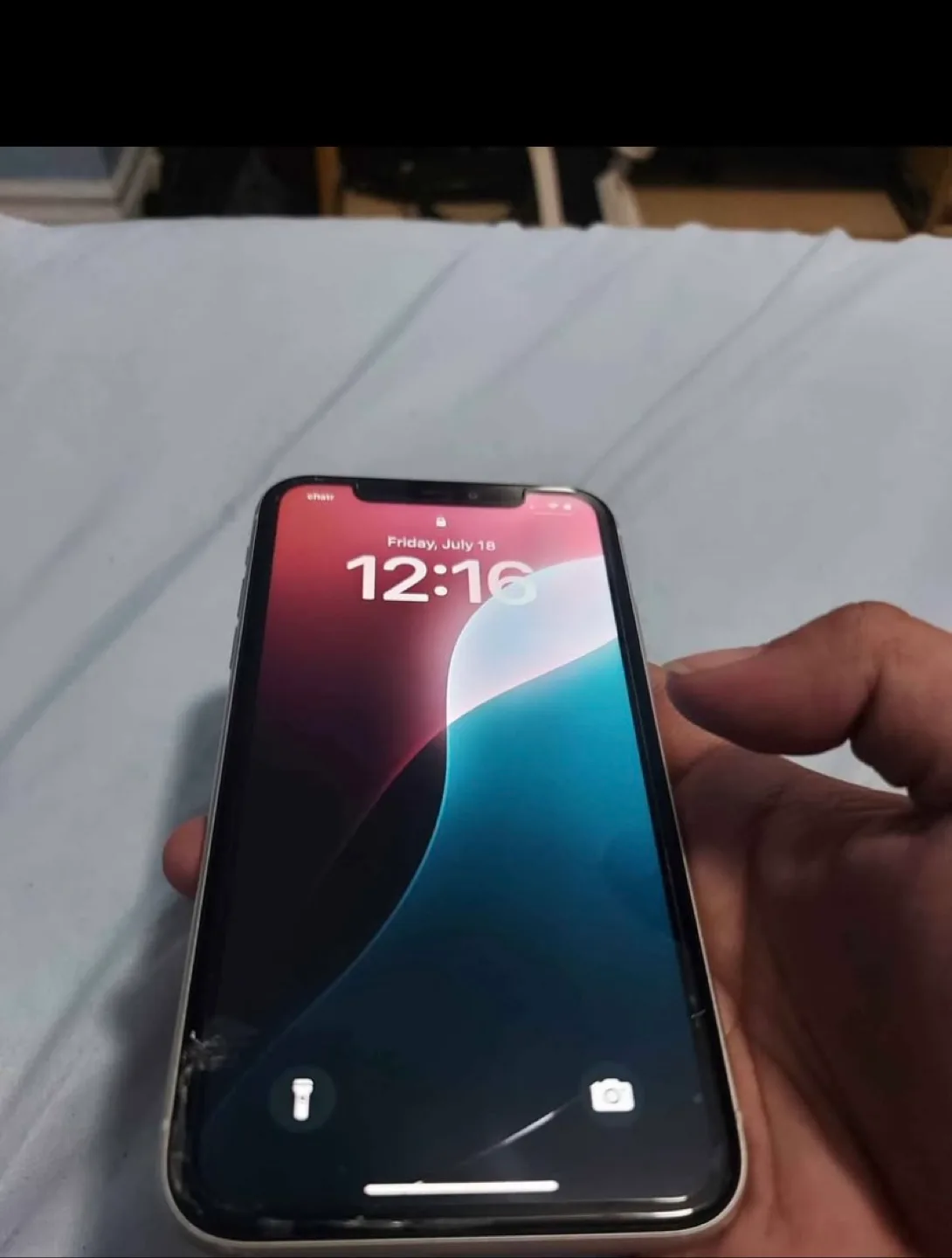 Iphone 11 64 GB in white image indicator(3)